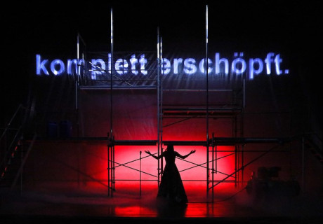 Black Flame – Volkstheater Wien – Geräuschvoll und diskursintensiv denkt Manuela Infante über den Rohstoff Öl nach