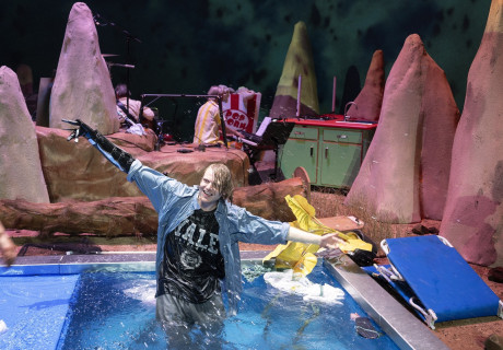 Blue Skies – Thalia Theater Hamburg – Jan Bosse inszeniert T.C. Boyles Roman zur Öko-Apokalypse 