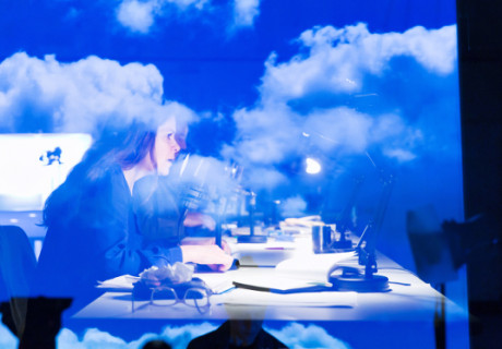 Bluets – Katie Mitchell baut am Deutschen Schauspielhaus Hamburg Räume und Bilder für Maggie Nelsons Gedanken zur Farbe Blau