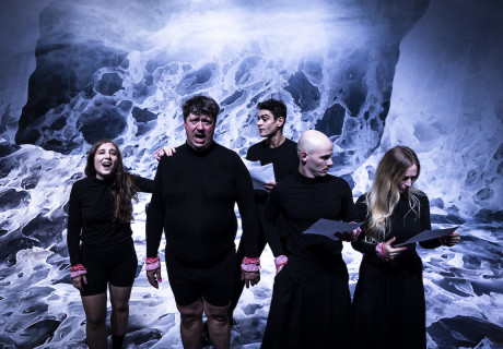 Blutbrot – Theater am Werk Wien – Tomas Schweigen zeigt Miriam Unterthiners Stück über NS-Flüchtlinge auf der Rattenlinie nach 1945