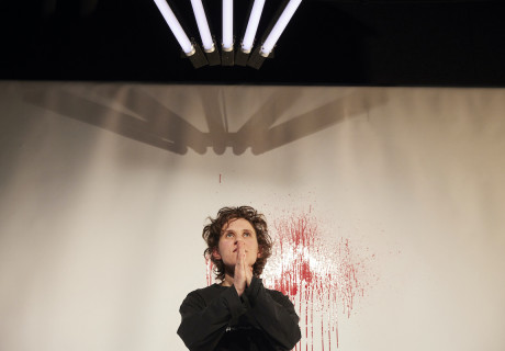 Blutbuch – Bühnen Bern – Sebastian Schug inszeniert den Roman von Kim de l'Horizon als packendes Solo