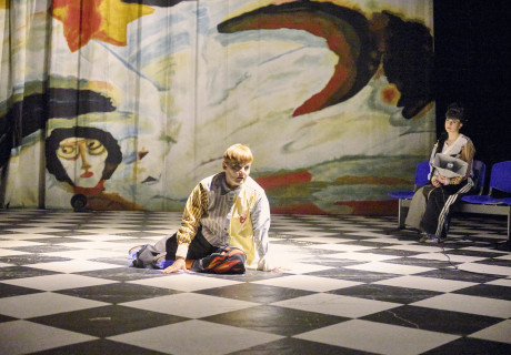 Blutschwester – Saarländisches Staatstheater Saarbrücken – Franziska Stuhr inszeniert die Uraufführung von Maria Milisavljevićs neuem Theatertext mit feinem rhythmischen Gespür