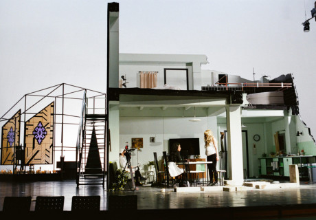 Böses Glück / Cult of the Daughter – Volksbühne Berlin – Benny Claessens zelebriert mit einem kunterbunten Abend frei nach Tove Ditlevsen die Avantgarde von gestern