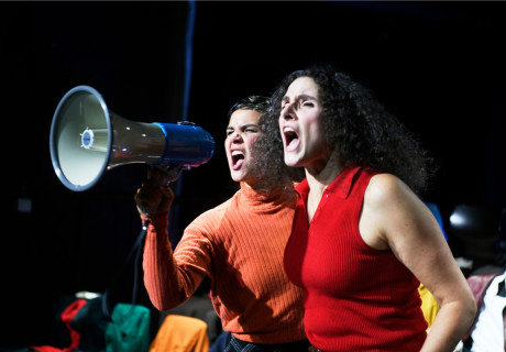 Die Brücke vom Goldenen Horn – Theater Osnabrück –  Tanju Girişken inszeniert Emine Sevgi Özdamars Roman über ihre Schriftstellerinnen-Werdung