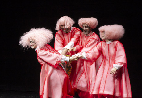 Bühnenbeschimpfung – Maxim Gorki Theater Berlin – Sebastian Nübling inszeniert mit Sivan Ben Yishais neuem Stück eine Selbstanklage des Theaters