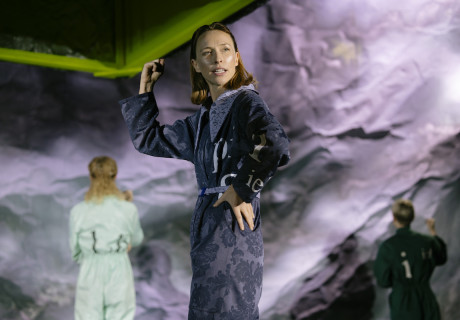 Bühnenbeschimpfung – Schauspielhaus Wien – Sivan Ben Yishais Wutrede auf das Theater eröffnet die neue kollektive Intendanz am Schauspielhaus