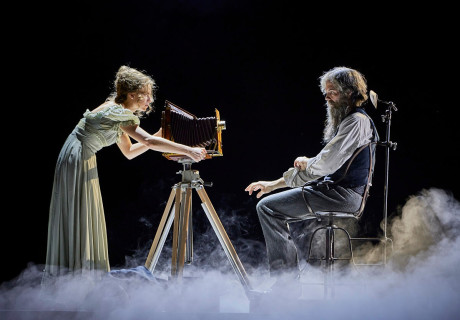 Bullet Time – Volkstheater Wien – Kay Voges und Alexander Kerlin erzählen aus der Mord- und Totschlag-Historie des Kinos