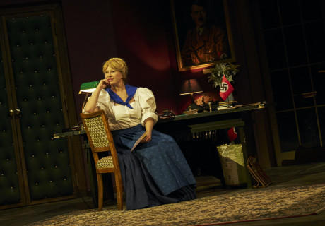 Burgtheater – Wiener Festwochen | Burgtheater – Milo Rau inszeniert Elfriede Jelineks Skandalstück über die Nazi-Verstrickungen der Schauspieldynastie Hörbiger/Wessely