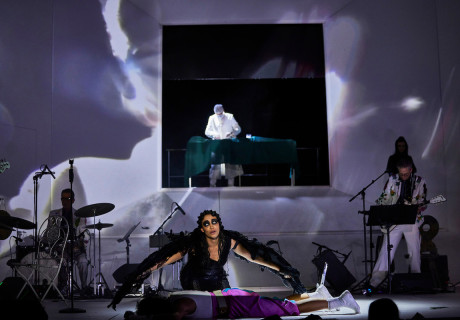   Camino Real – Volkstheater Wien – Anna-Sophie Mahler und die Band Calexico vertonen Tennessee Williams