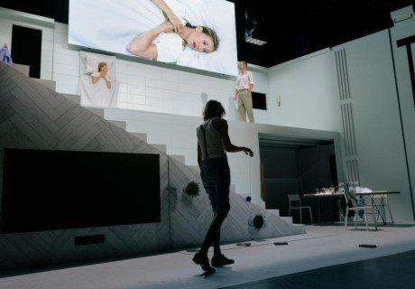 Caché – Volkstheater Wien – Felicitas Brucker versetzt ihre Bühnenadaption des Haneke-Films in ein grandioses Verfremdungslabyrinth