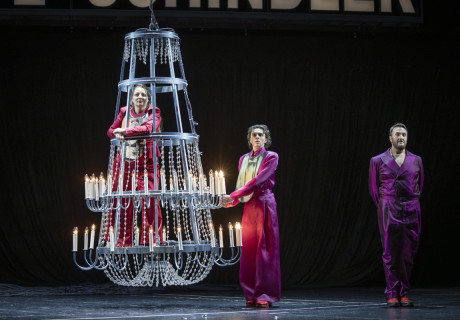 Café Schindler – Tiroler Landestheater – Jessica Glause inszeniert Meriel Schindlers Recherche zur Verfolgung ihrer jüdischen Familie