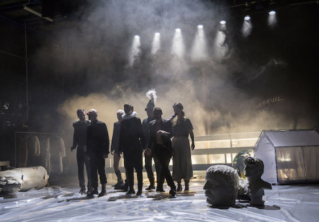 Caligula – In Lübeck stellt Regisseurin Mirja Biel den Charme des Bösen in Camus' Drama aus