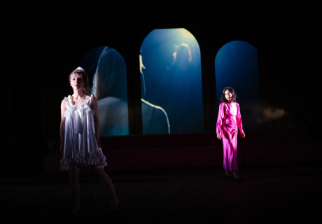 Carmilla – Schauspielhaus Graz – Luise Vogt macht aus Sheridan Le Fanus Schauermärchen ein queeres Bacchanal