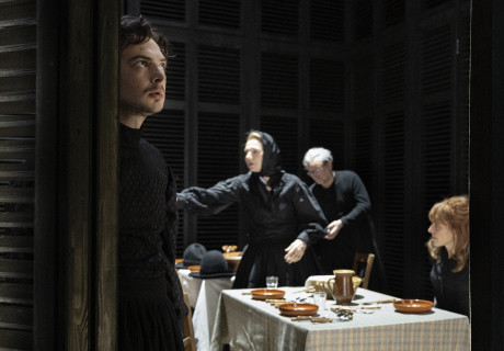 Catarina oder Von der Schönheit, Faschisten zu töten – Schauspiel Bochum – Mateja Koležniks Tiago-Rodrigues-Inszenierung provoziert das Publikum