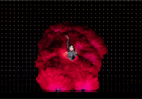 Chicago – Komische Oper Berlin – Barrie Kosky inszeniert das Musical von Fred Ebb, Bob Fosse und John Kander als brecht'sches Glitzerspektakel