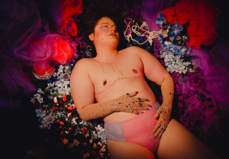 Mastektomie – Sophiensaele Berlin – Chicks* untersuchen die chirurgische Entfernung der Brust als Krebsvorsorge und Transitionserfahrung