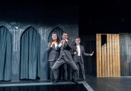 Chronik der Revolution – Berliner Ensemble – Alireza Daryanavard vermittelt in seinem Abriss der Aufstandsgeschichte Wissenswertes, bleibt aber die nötige Begriffsschärfe schuldig 