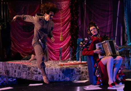 Conni & Clyde – Berliner Volksbühne – Meo Wulfs trashig schriller Gangster-Abend