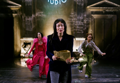 Cypressenburg – Burgtheater Wien – Die Compagnie MamaNoSing wirft einen nicht-weißen Blick auf Johann Nepomuk Nestroy