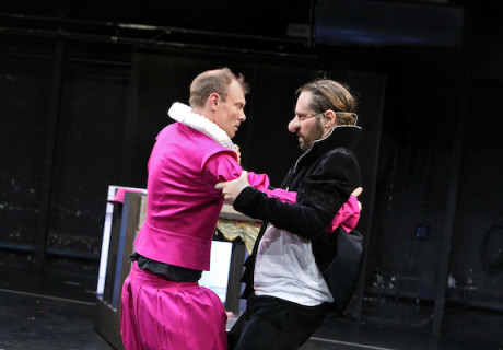 Cyrano de Bergerac – Residenztheater München – Antonio Latella und Federico Bellini stellen mit Edmond Rostands großnasigem Helden Theatertheaterfragen in Fäkalsprache