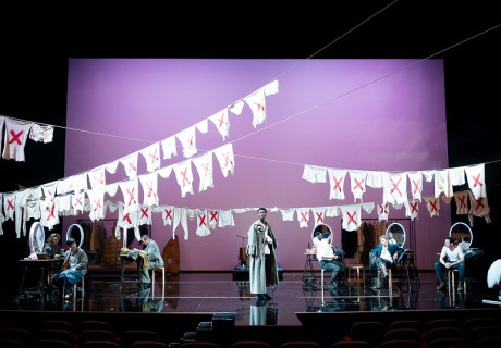 Cyrano de Bergerac – Burgtheater Wien – In Martin Crimps Überschreibung trifft das historische Setting auf unsere Battle-Rap-Gegenwart  