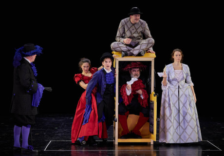 Der Diener zweier Herren – Volkstheater Wien – Antonio Latella dringt mit sensationellem Ensemble zum brutalen Kern von Carlo Goldoni berühmter Komödie vor 