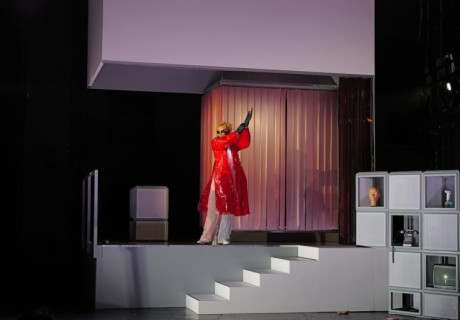 Di-vi-si-on – Renaissance-Theater Berlin – Mit boulevardesker Lockerheit schüttelt Katja Riemann feministisches Stand-up aus dem Ärmel