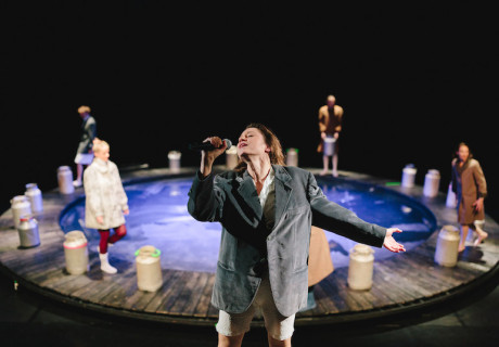 Die Milchfrau – Kosmos Theater Wien – Sara Ostertag bringt Alja Rachmanowas Tagebuch-Roman als Liederabend auf die Bühne 