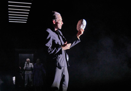 Die Unbekannte aus der Seine – Volkstheater Wien – Anna Bergmann erfindet für Ödön von Horváths Stück einen dystopischen Rahmen