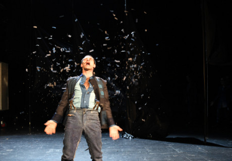 Die Dämonen – Am Münchner Volkstheater hüllt Felix Hafner Dostojewskijs (Selbst-)Mörder in schwarze Fahnen 