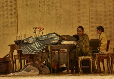 Dämonen – Burgtheater Wien – Johan Simons erkundet mit Dostojewskij gesellschaftliche und politische Brandherde