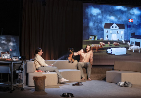 Danish Pork – Schaubude Berlin – Nis Søgaard untersucht mit den Mitteln des Figurentheaters die Ähnlichkeiten von Fleisch- und Pornoindustrie