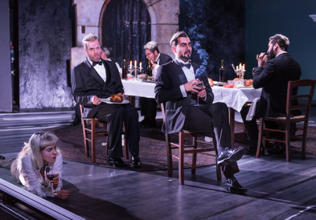 Das Heerlager der Heiligen – Ruhrfestspiele Recklinghausen – Hermann Schmidt-Rahmer zerfasert Jean Raspails xenophobische Dystopie