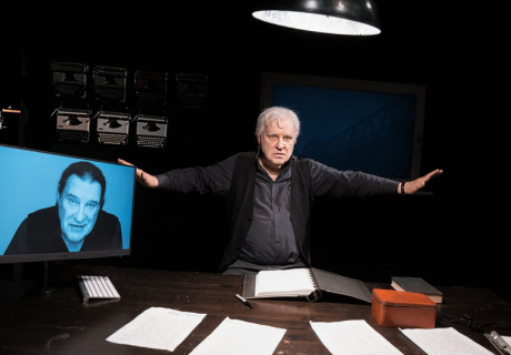 Das letzte Band –  St. Pauli Theater Hamburg – Promi-Fotograf Jim Rakete gibt mit Samuel Beckett seinen Einstand als Regisseur 