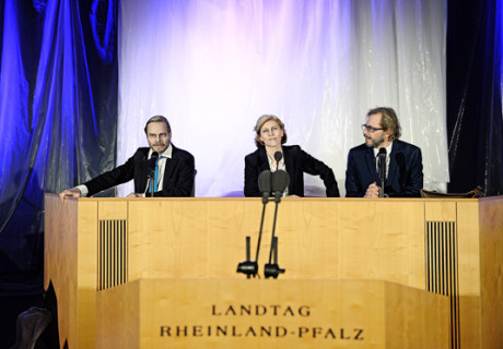 Das letzte Parlament (Ghost Story) – In seinem Auftragswerk für das Staatstheater Mainz erzählt Björn Bicker vom Verschwinden der Parlamentsdemokratie