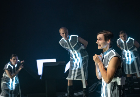 Das Ende des Westens – Staatstheater Oldenburg – Łukasz Ławicki inszeniert die Uraufführung von Lars Werners Stück über die russische Propagandamaschine