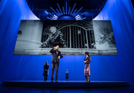 Das Erbe – Münchner Kammerspiele – Pınar Karabuluts Uraufführung von Nuran David Calis Familiendrama im Schatten der Anschläge von Mölln