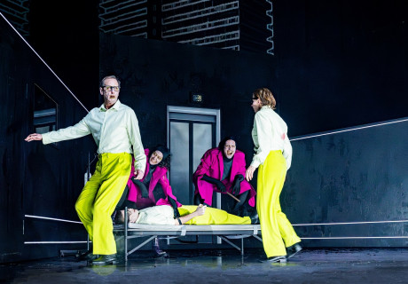 Das Schloss – Münchner Residenztheater – Für ihre Kafka-Inszenierung schafft Karin Henkel eine Welt verrückter Traumlogik