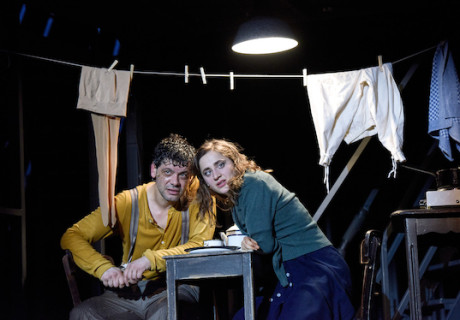 Das Schloss – Deutsches Schauspielhaus Hamburg – Regisseur Viktor Bodo inszeniert Franz Kafka konsequent, aber vorhersehbar als Bürokratiealptraum