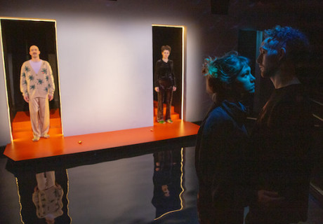 Das weiße Dorf – Theater Drachengasse Wien – Perfektionierte Fassaden zelebriert das Paar aus Teresa Doplers preisgekürtem Theatertext im Mitschnitt von Valerie Voigts Inszenierung