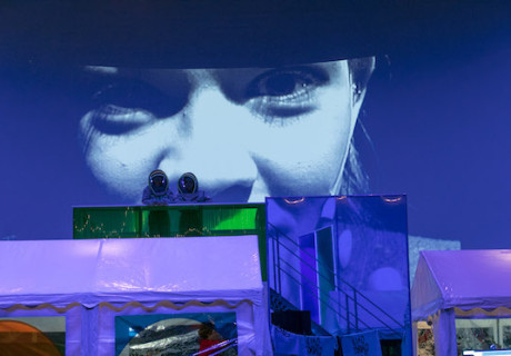 Das Bauhaus. Ein rettendes Requiem – Volksbühne Berlin – Schorsch Kameruns schrullig-schöne Bauhaus-Fantasie feiert das Abseitige und Unvollkommene