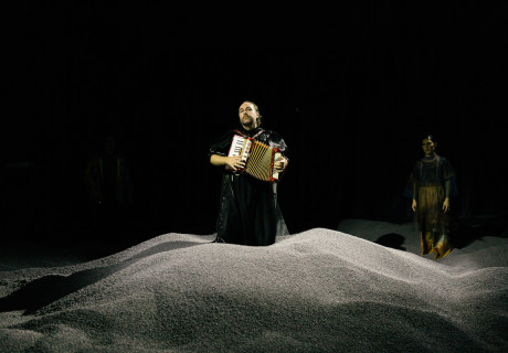 Das Ende ist nah – Teata / Schauspielhaus Wien – Sara Ostertag bringt Amir Gudarzis wunderbaren Roman ebenso auf die Bühne