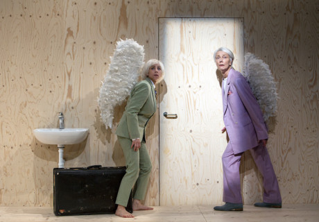 Das Ende von Iflingen – Theater St. Gallen – Nina Mattenklotz macht aus Wolfram Lotz' Hörspiel einen apokalyptisch-abgründigen Bühnenstreifzug