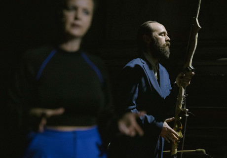 Das flüssige Land – Burgtheater Wien – Sara Ostertag inszeniert Raphaela Edelbauers Anti-Heimatroman