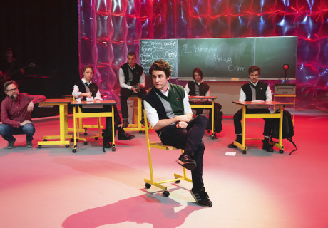 The Dead Class – WUK Wien – In seinem weirden Musical über Schüler, die Manifeste für ihren Amoklauf texten, schwört Yosi Wanunu von toxic dreams dem Spaß ab und kreiert ein Nihilismusical