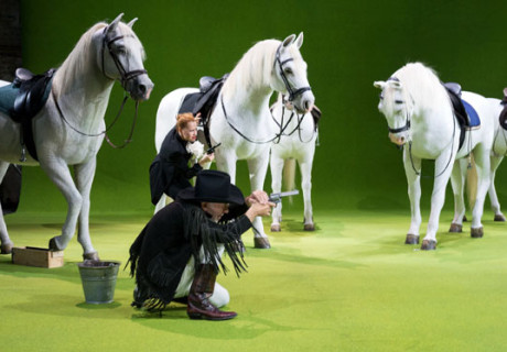 Deponie Highfield – Wiener Festwochen – Um die (Un-)Haltbarkeit von Liebe und Unsichtbarkeit als Privileg kreist René Polleschs sattelfeste Inszenierung