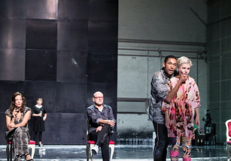 Der Riss durch die Welt – Residenztheater München – Tilmann Köhler bringt Roland Schimmelpfennigs Kunstszenen- und Gesellschaftsstück auf die Bühne