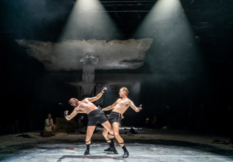 Der Boxer – Thalia Theater Hamburg – Die preisgekrönte Regisseurin Ewelina Marciniak bringt Szczepan Twardochs schillernden Romanstoff aus dem Zwischenkriegs-Warschau bildstark auf die Bühne