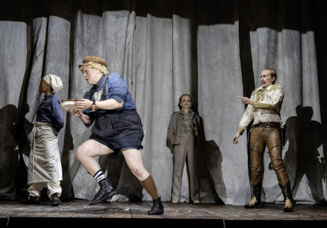 Der Diener zweier Herren – Berliner Ensemble – Antú Romero Nunes inszeniert Carlo Goldonis Komödienklassiker krachledern mit einem Frauenensemble