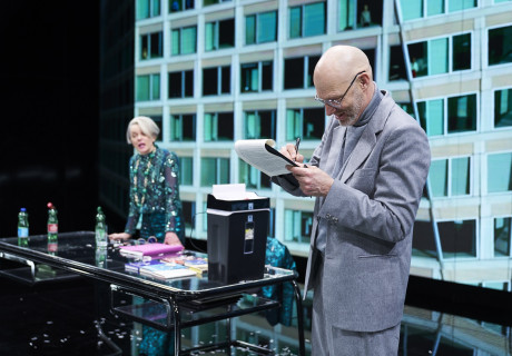 Der Fall McNeal – Burgtheater Wien – Jan Bosse zeigt Ayad Akhtars Problemstück über den Missbrauch von Menschen und die Tricks der Künstlichen Intelligenz